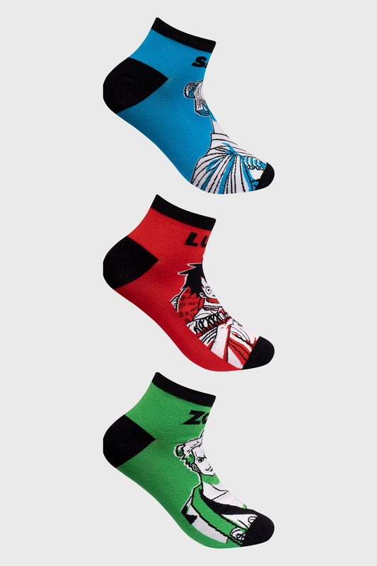 Tripack de calcetas de One Piece en azul, rojo y verde, con ilustraciones de Sanji, Luffy y Zoro, perfectas para los fans del anime.