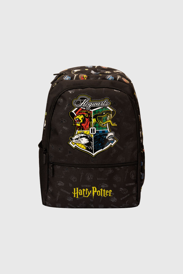 Mochila negra de Harry Potter con estampado del escudo de Hogwarts en colores vibrantes y detalles de casas, ideal para llevar tus hechizos y libros.