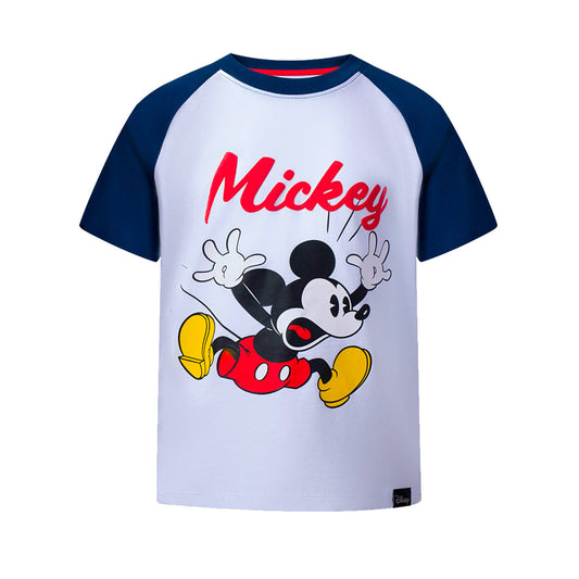 Polera blanca con mangas azul marino que presenta a Mickey Mouse en una pose dinámica, con un diseño colorido y divertido, ideal para fans de Disney.