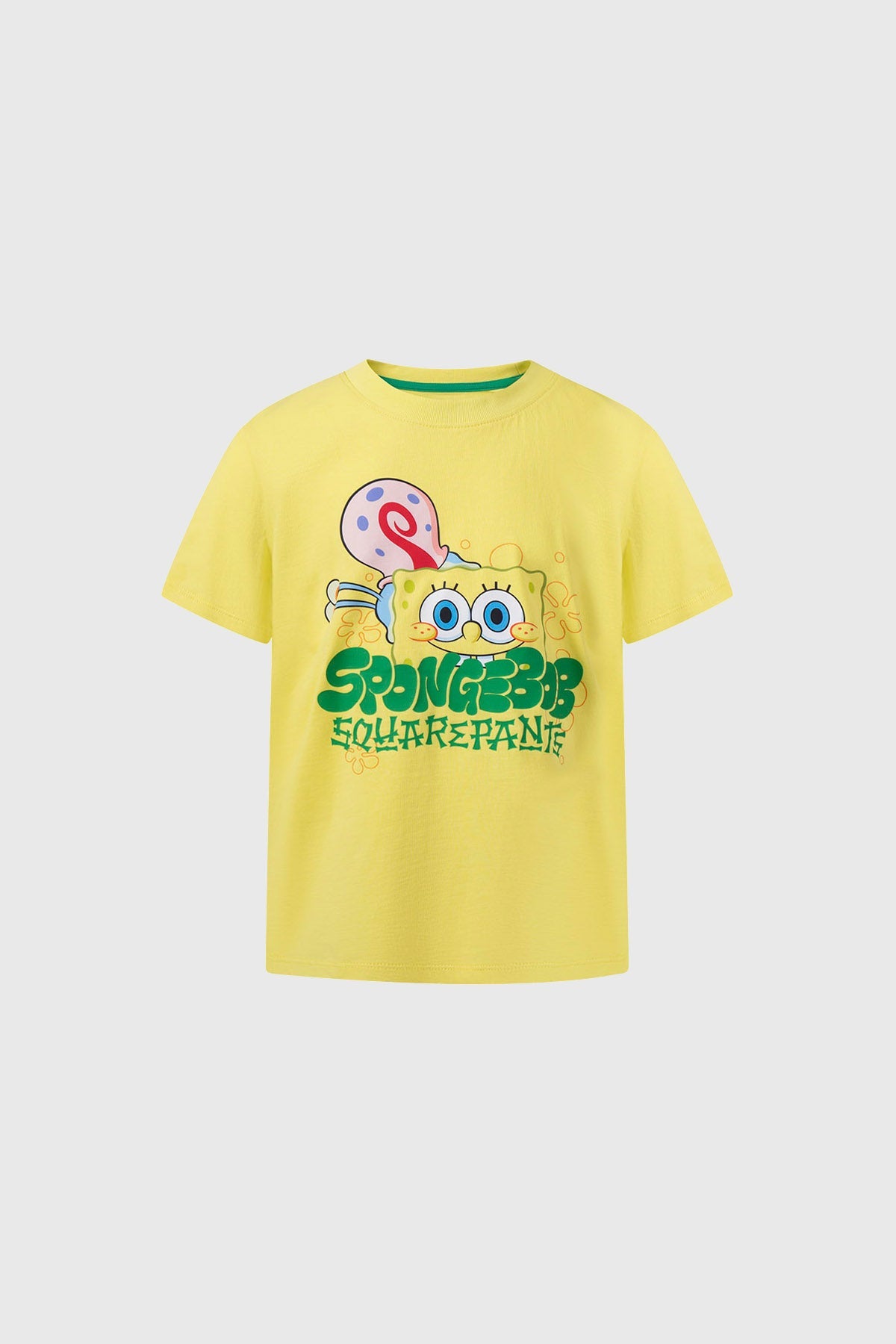Polera amarilla de Bob Esponja con ilustración colorida del personaje y su caracol Gary, con texto en verde que dice 'SPONGEBOB SQUAREPANTS'.