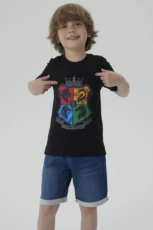 Polera negra de algodón con el escudo de Hogwarts en colores vibrantes representando las casas Gryffindor, Slytherin, Hufflepuff y Ravenclaw, ideal para fans de Harry Potter.