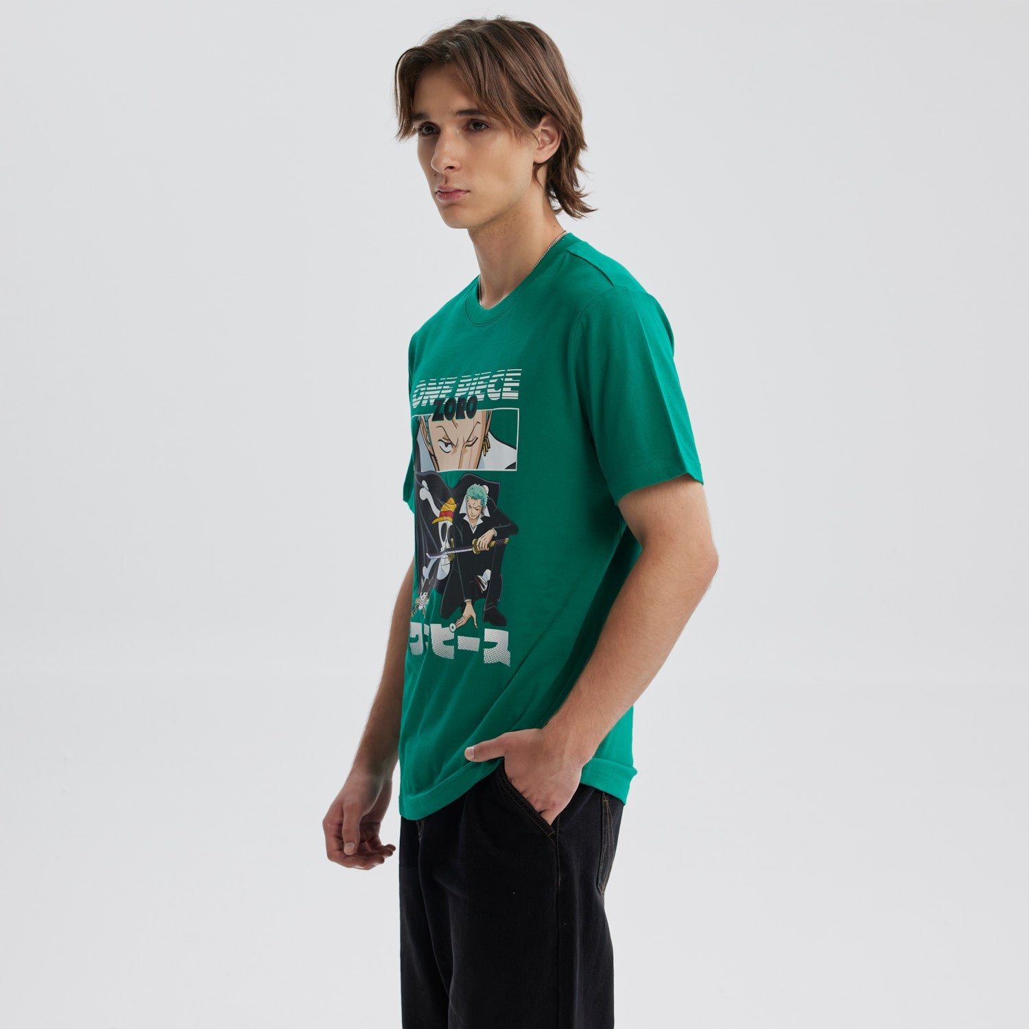 Polera verde de algodón con ilustración de Zoro de One Piece, mostrando su mirada decidida y espada en mano, con el logo de la serie en la parte superior.