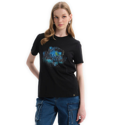 Polera negra de algodón con un estampado vibrante del Castillo Hogwarts en tonos azules y verdes, evocando la magia de Harry Potter.