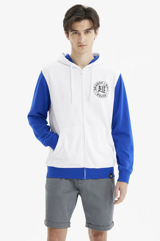 Polerón Dragon Ball en blanco con mangas azules, presenta el logo de la saga en el pecho, ideal para fans de la icónica serie de anime.