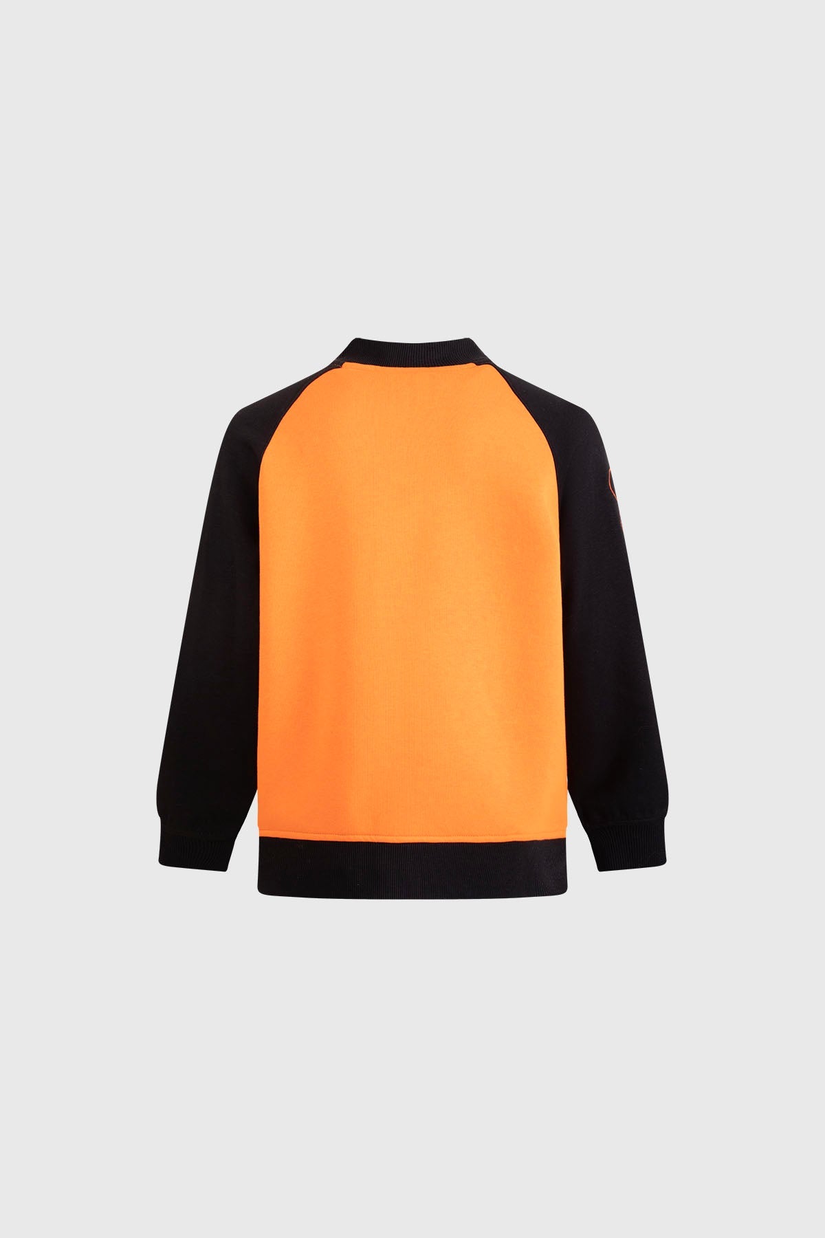 Polerón naranjo con mangas negras, presenta el kanji de Goku y emblemas de las esferas del dragón, ideal para fans de Dragon Ball.