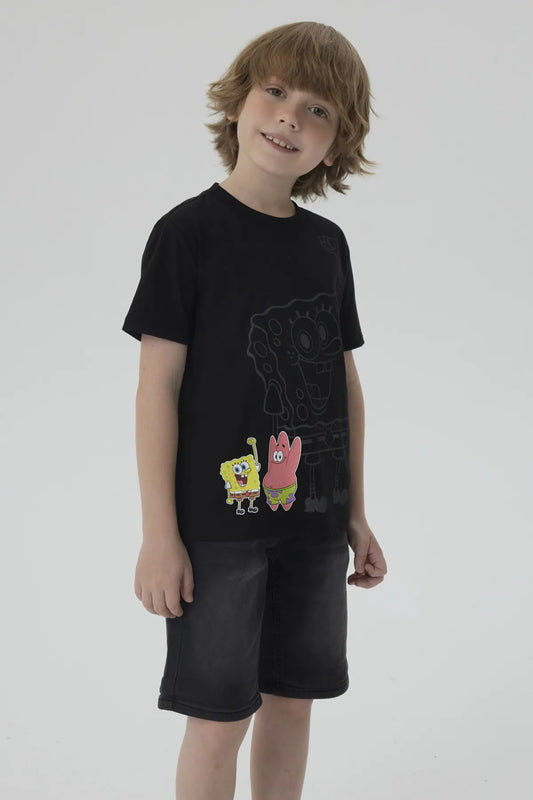 Polera negra de Bob Esponja con estampado colorido de Bob Esponja y Patricio, mostrando su alegría y amistad en un diseño divertido y vibrante.