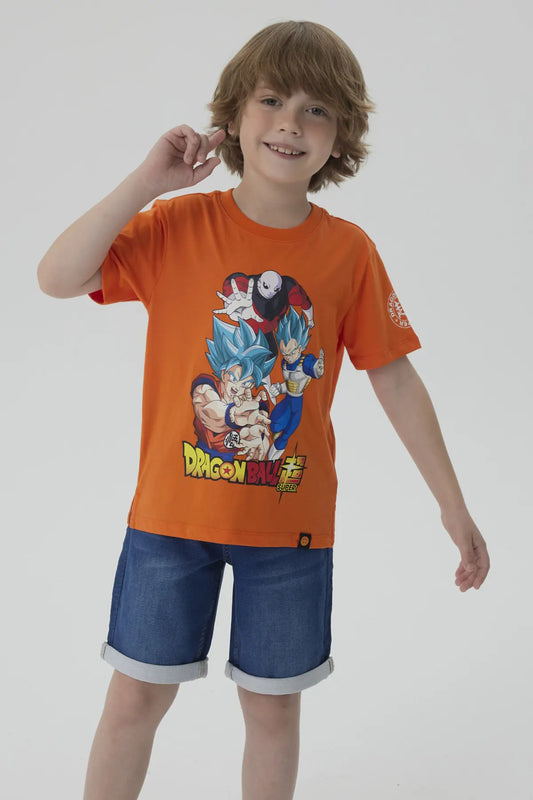 Polera naranja de Dragon Ball con ilustración vibrante de Goku, Vegeta y Jiren en acción, perfecta para fans de Dragon Ball Super.