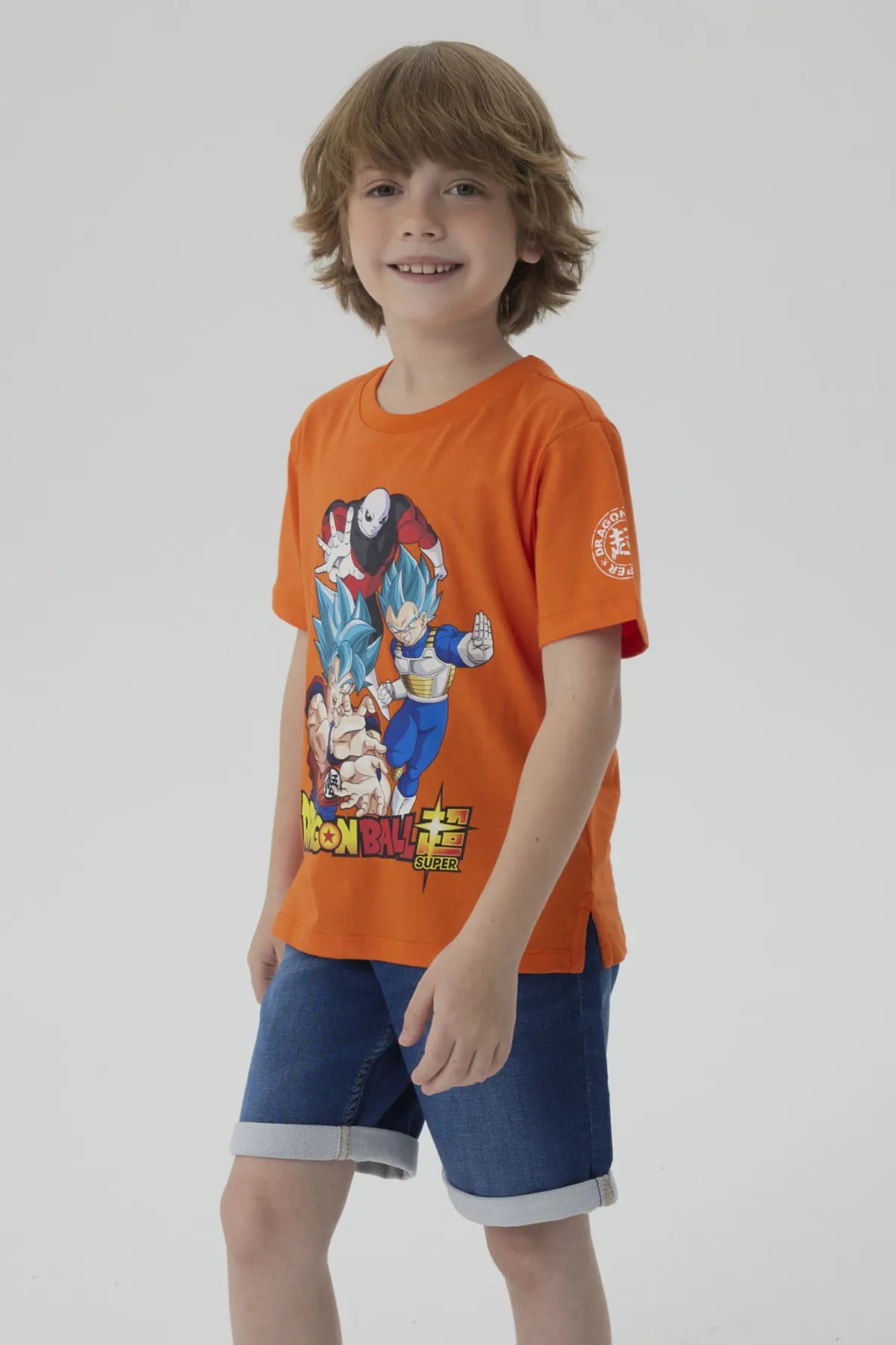 Polera naranja de Dragon Ball con ilustración vibrante de Goku, Vegeta y Jiren en acción, perfecta para fans de Dragon Ball Super.