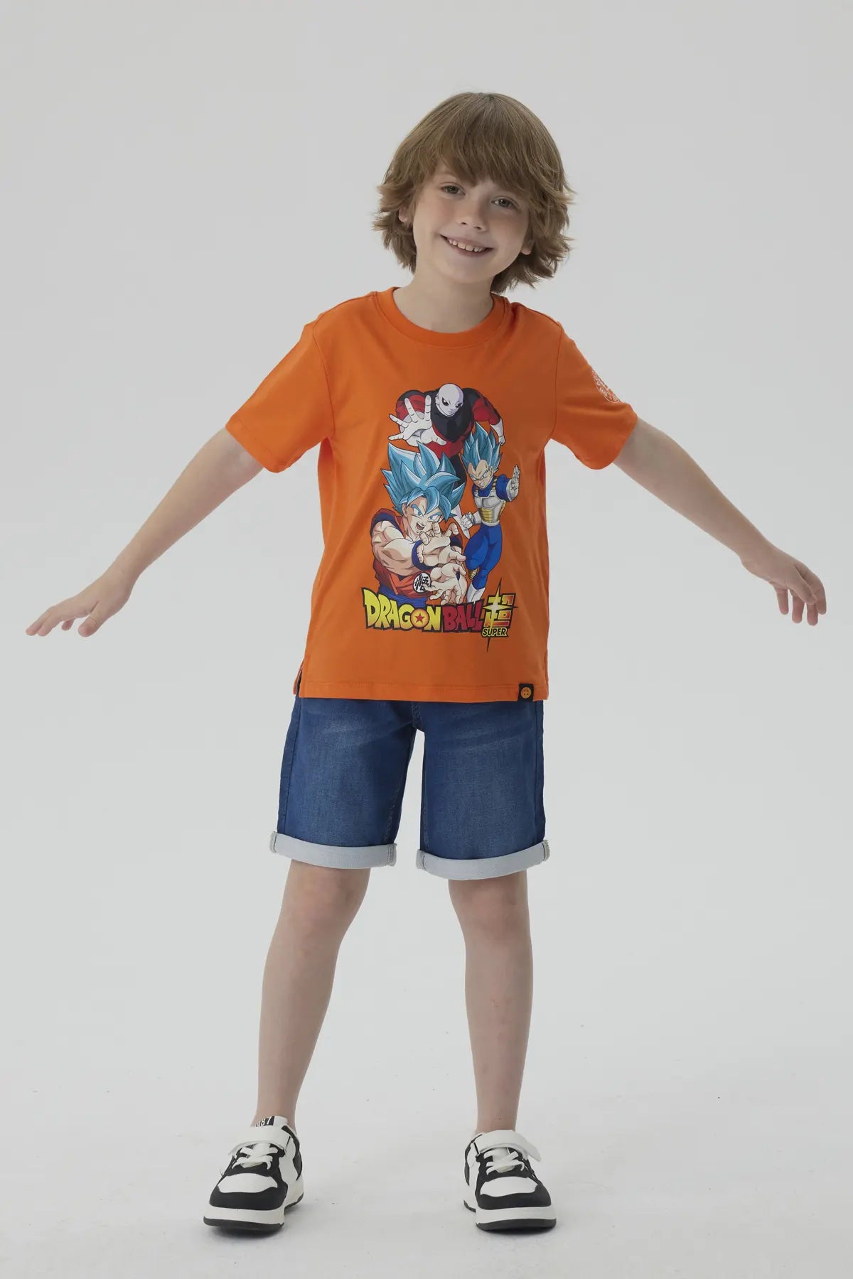 Polera naranja de Dragon Ball con ilustración vibrante de Goku, Vegeta y Jiren en acción, perfecta para fans de Dragon Ball Super.