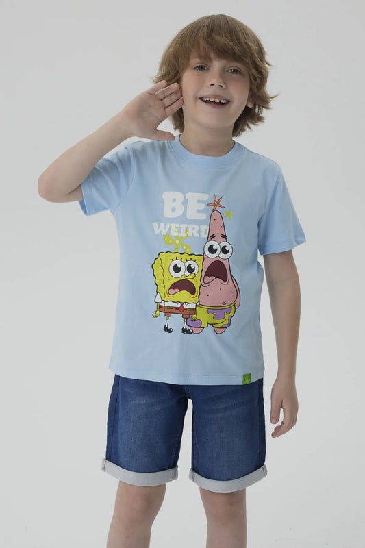 Polera celeste de algodón con estampado de Bob Esponja y Patricio, ambos con expresiones sorprendidas, acompañados del texto 'BE WEIRD', ideal para fans de Nickelodeon.