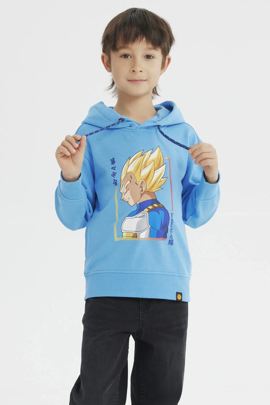 Polerón azul con ilustración de Vegeta en perfil, destacando su cabello dorado y armadura, rodeado de detalles en japonés, ideal para fans de Dragon Ball.