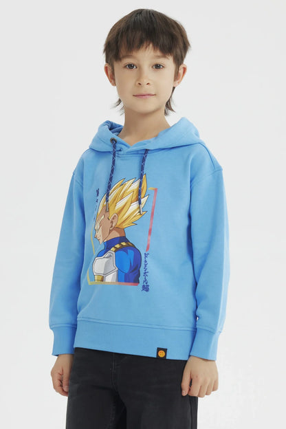 Polerón azul con ilustración de Vegeta en perfil, destacando su cabello dorado y armadura, rodeado de detalles en japonés, ideal para fans de Dragon Ball.