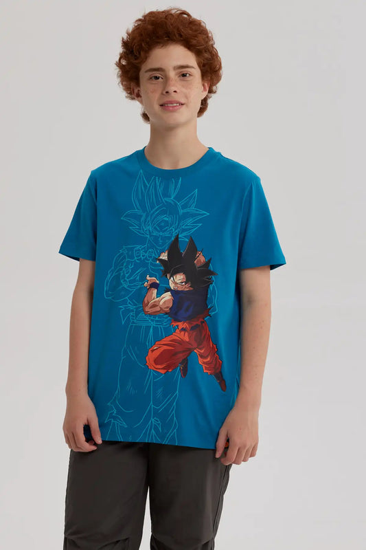 Polera de color calipso con Goku en acción, ilustración vibrante en tonos oscuros, destacando su icónica pose de combate, ideal para fans de Dragon Ball.