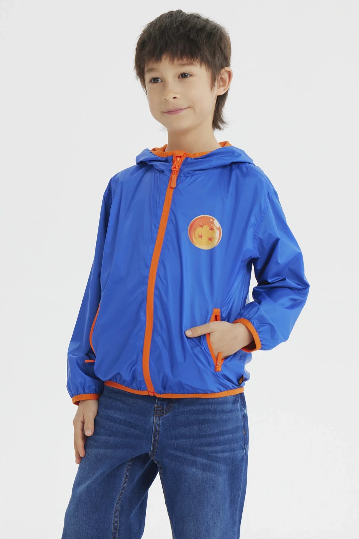 Cortavientos azul vibrante con detalles en naranja, presenta el icónico símbolo de las Esferas del Dragón en el pecho, ideal para fans de Dragon Ball.