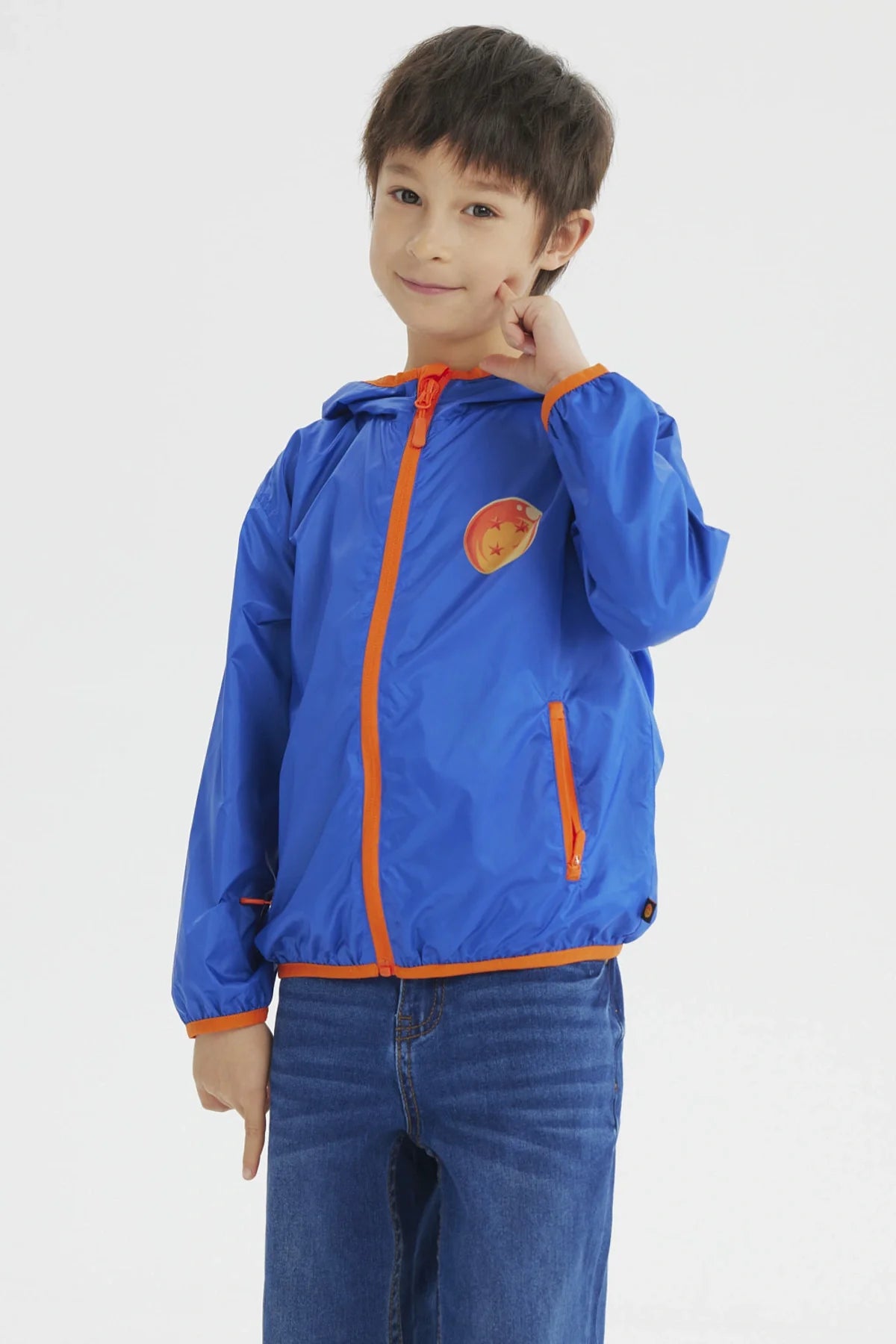 Cortavientos azul vibrante con detalles en naranja, presenta el icónico símbolo de las Esferas del Dragón en el pecho, ideal para fans de Dragon Ball.