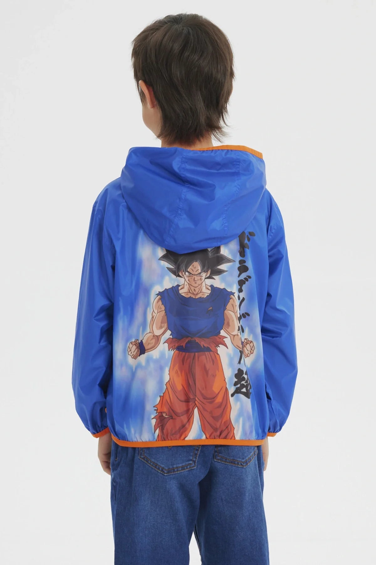 Cortavientos azul vibrante con detalles en naranja, presenta el icónico símbolo de las Esferas del Dragón en el pecho, ideal para fans de Dragon Ball.