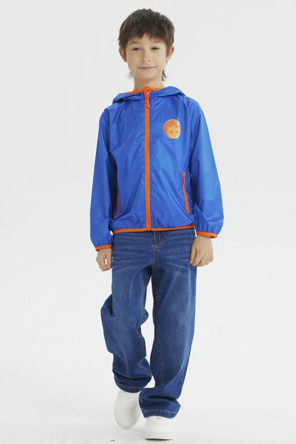 Cortavientos azul vibrante con detalles en naranja, presenta el icónico símbolo de las Esferas del Dragón en el pecho, ideal para fans de Dragon Ball.