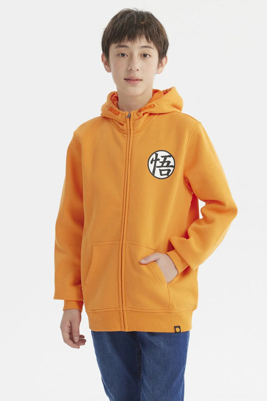 Polerón naranjo de Dragon Ball con logo de Goku en el pecho, ideal para fans que buscan comodidad y estilo mientras recuerdan las épicas batallas del universo.
