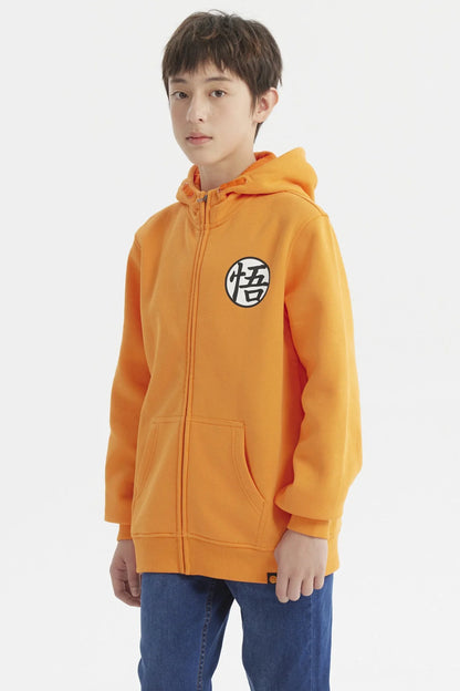 Polerón naranjo de Dragon Ball con logo de Goku en el pecho, ideal para fans que buscan comodidad y estilo mientras recuerdan las épicas batallas del universo.