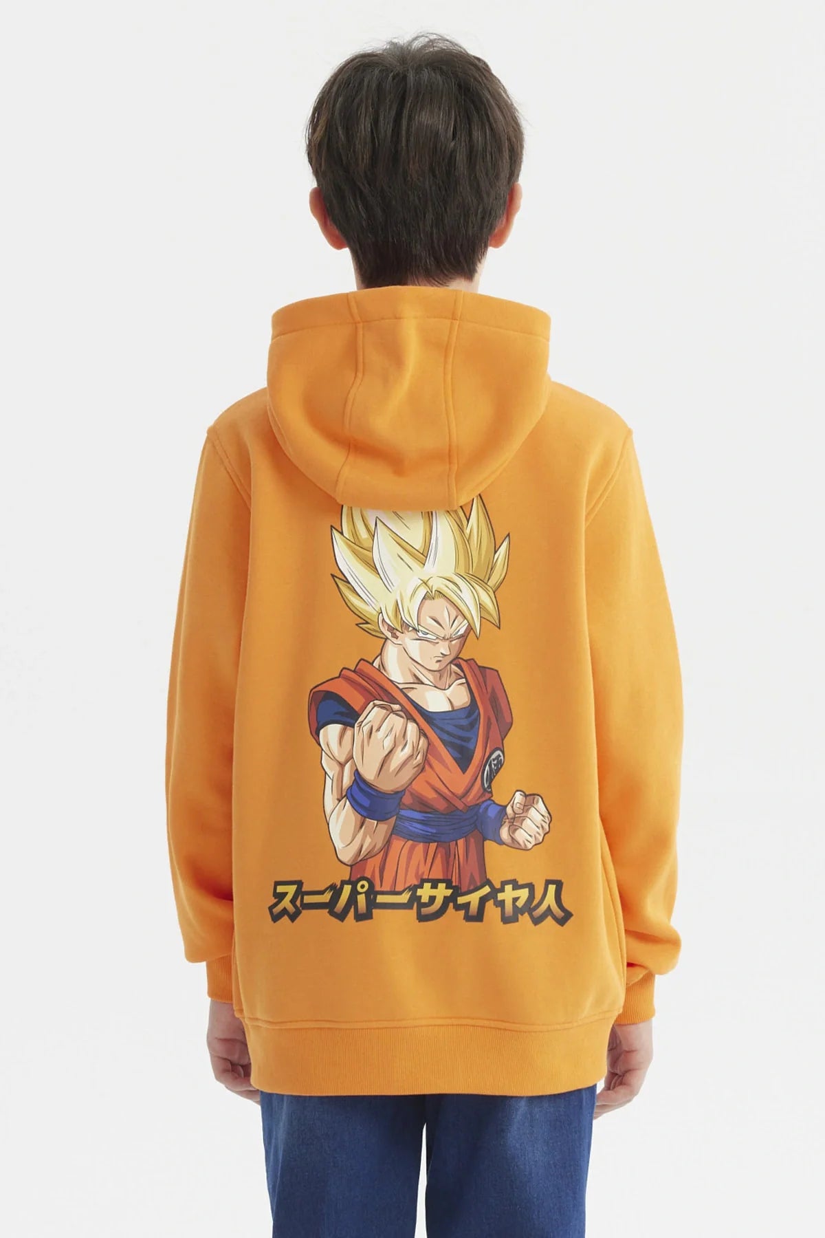 Polerón naranjo de Dragon Ball con logo de Goku en el pecho, ideal para fans que buscan comodidad y estilo mientras recuerdan las épicas batallas del universo.