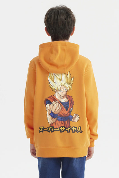 Polerón naranjo de Dragon Ball con logo de Goku en el pecho, ideal para fans que buscan comodidad y estilo mientras recuerdan las épicas batallas del universo.