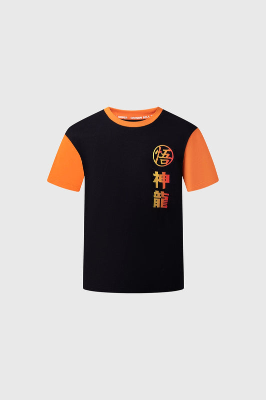 Polera negra con mangas naranjas, presenta el símbolo de Goku y caracteres en rojo y amarillo, ideal para fans de Dragon Ball.