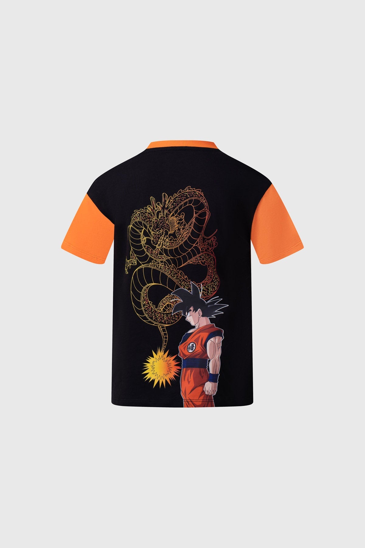 Polera negra con mangas naranjas, presenta el símbolo de Goku y caracteres en rojo y amarillo, ideal para fans de Dragon Ball.