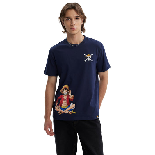 Polera azul marino de algodón con ilustración de Luffy en pose relajada y logo de la calavera pirata en el pecho, inspirado en One Piece.