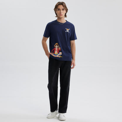 Polera azul marino de algodón con ilustración de Luffy en pose relajada y logo de la calavera pirata en el pecho, inspirado en One Piece.