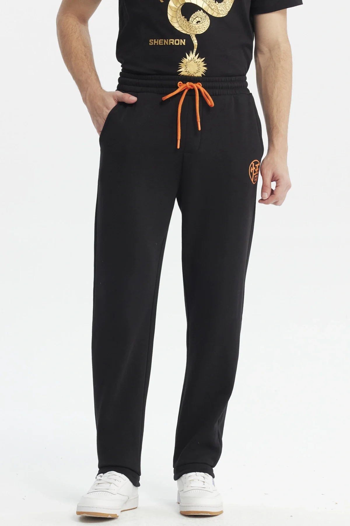 Pantalón buzo negro con detalles en naranja, presenta el logo de Dragon Ball en el muslo, ideal para fans que buscan comodidad y estilo.