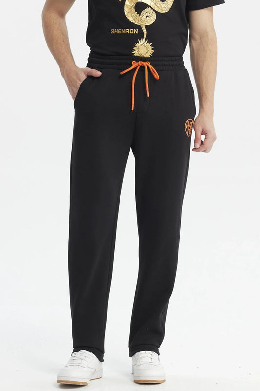 Pantalón buzo negro con detalles en naranja, presenta el logo de Dragon Ball en el muslo, ideal para fans que buscan comodidad y estilo.