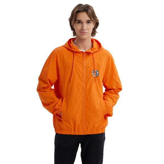 Cortavientos naranja de Dragon Ball con capucha, presenta el icónico símbolo de Kame en el pecho, ideal para los fans de la saga que buscan estilo y comodidad.