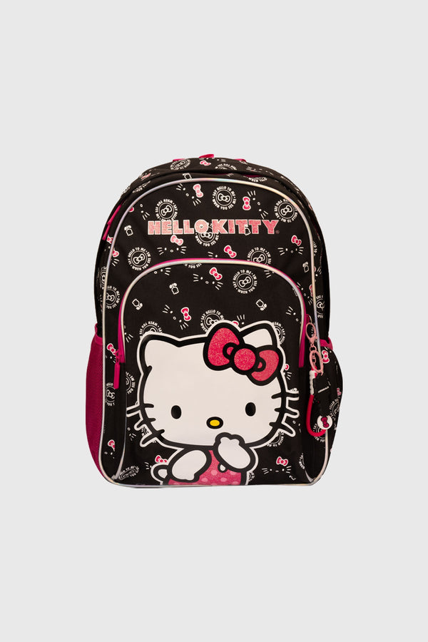 Mochila negra de Hello Kitty con un gran diseño frontal de la icónica gatita en su vestido rosa y lazo, rodeada de pequeños logos y detalles en tonos rosa y blanco.