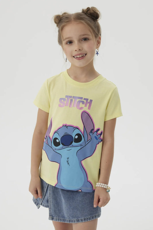 Polera amarilla de algodón con ilustración de Stitch en tonos azules y morados, mostrando su icónica pose alegre, perfecta para fans de Disney.