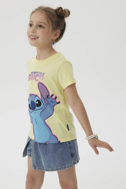 Polera amarilla de algodón con ilustración de Stitch en tonos azules y morados, mostrando su icónica pose alegre, perfecta para fans de Disney.