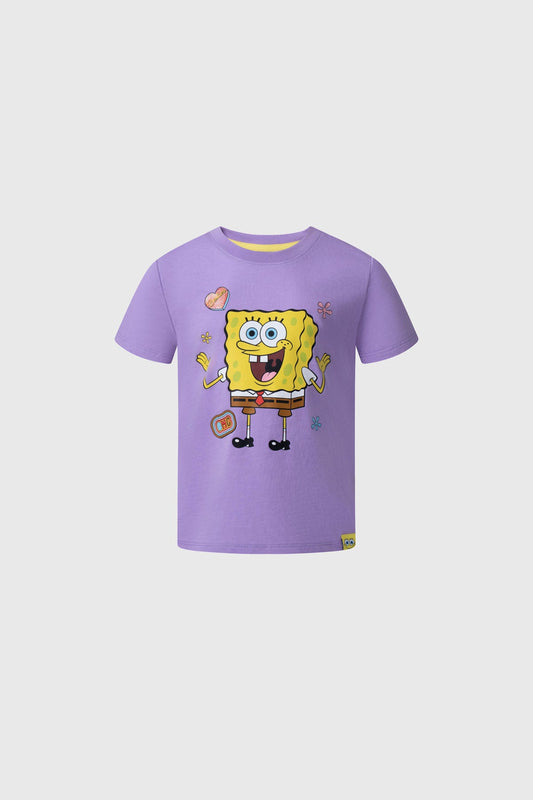 Polera lila de Bob Esponja con ilustración vibrante del personaje sonriendo rodeado de corazones y flores, ideal para fans de Nickelodeon.