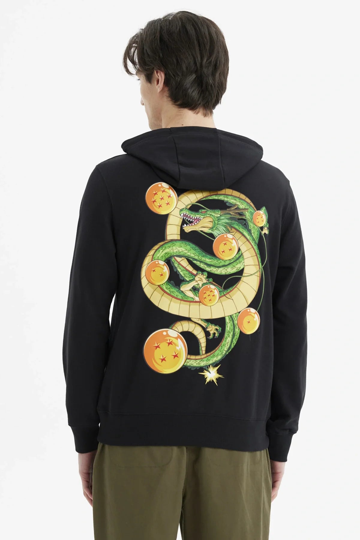 Polerón negro con capucha y detalles en naranja, presenta a Shenlong en estilo ilustración, con un dragón verde y nubes, y la esfera del dragón en la parte inferior.