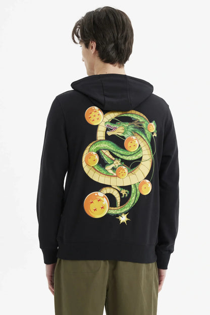 Polerón negro con capucha y detalles en naranja, presenta a Shenlong en estilo ilustración, con un dragón verde y nubes, y la esfera del dragón en la parte inferior.