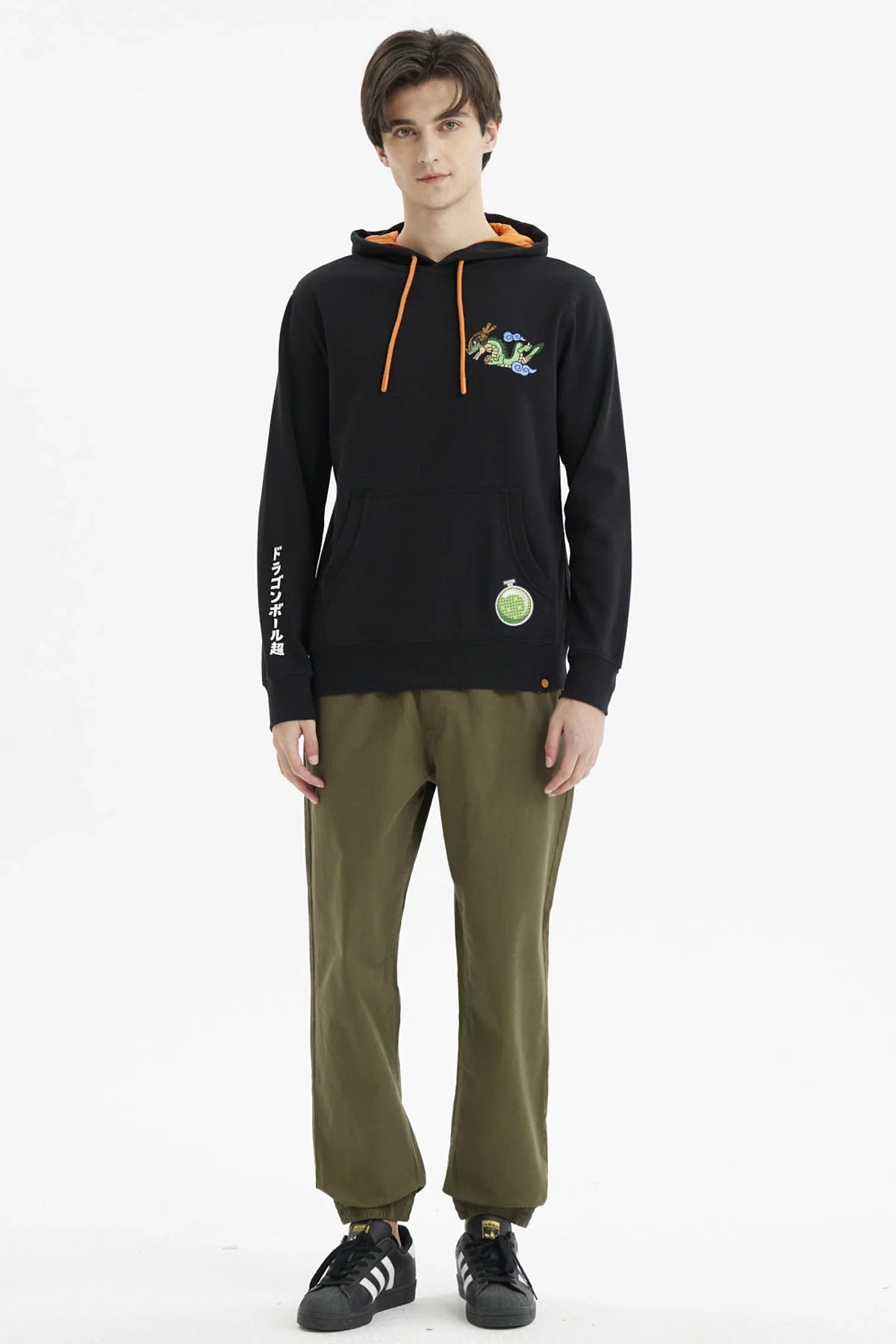 Polerón negro con capucha y detalles en naranja, presenta a Shenlong en estilo ilustración, con un dragón verde y nubes, y la esfera del dragón en la parte inferior.