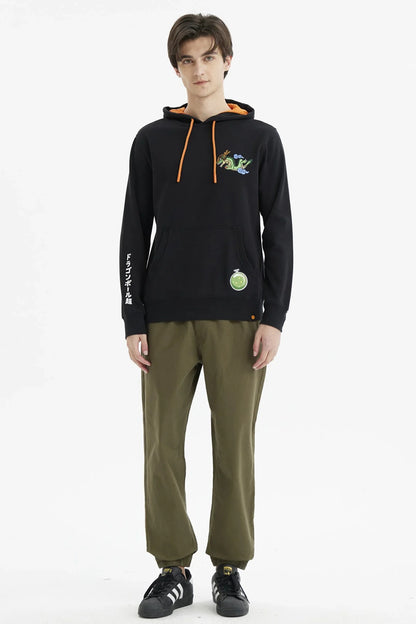 Polerón negro con capucha y detalles en naranja, presenta a Shenlong en estilo ilustración, con un dragón verde y nubes, y la esfera del dragón en la parte inferior.