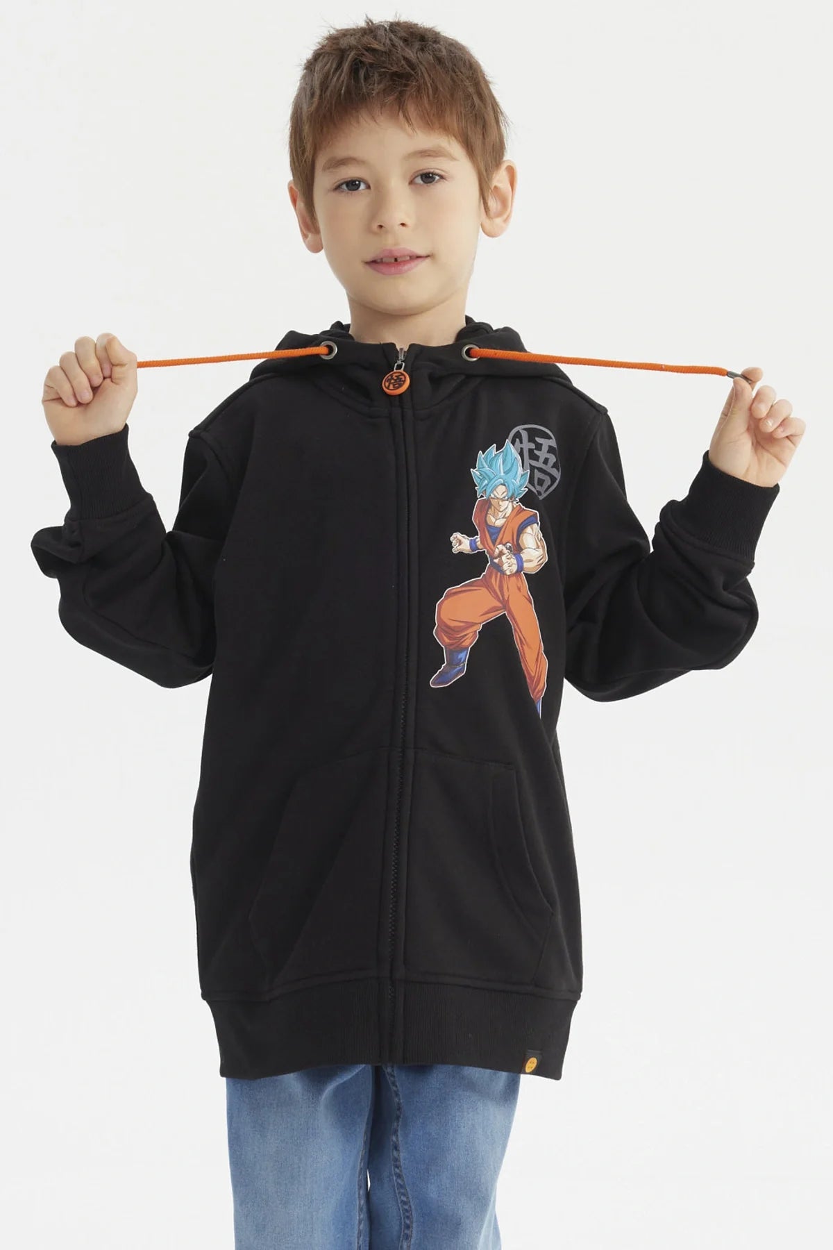 Polerón negro con capucha que presenta a Goku Super Saiyajin en acción, estampado vibrante a la izquierda y logo de la esfera del dragón en el pecho.