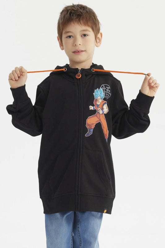 Polerón negro con capucha que presenta a Goku Super Saiyajin en acción, estampado vibrante a la izquierda y logo de la esfera del dragón en el pecho.