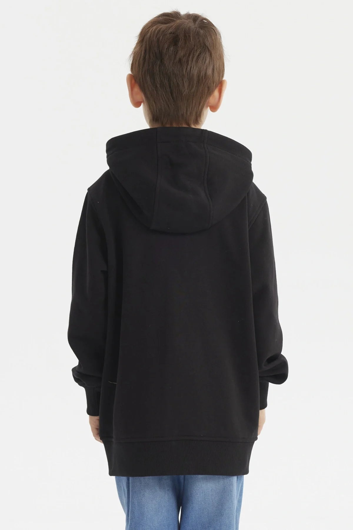 Polerón negro con capucha que presenta a Goku Super Saiyajin en acción, estampado vibrante a la izquierda y logo de la esfera del dragón en el pecho.