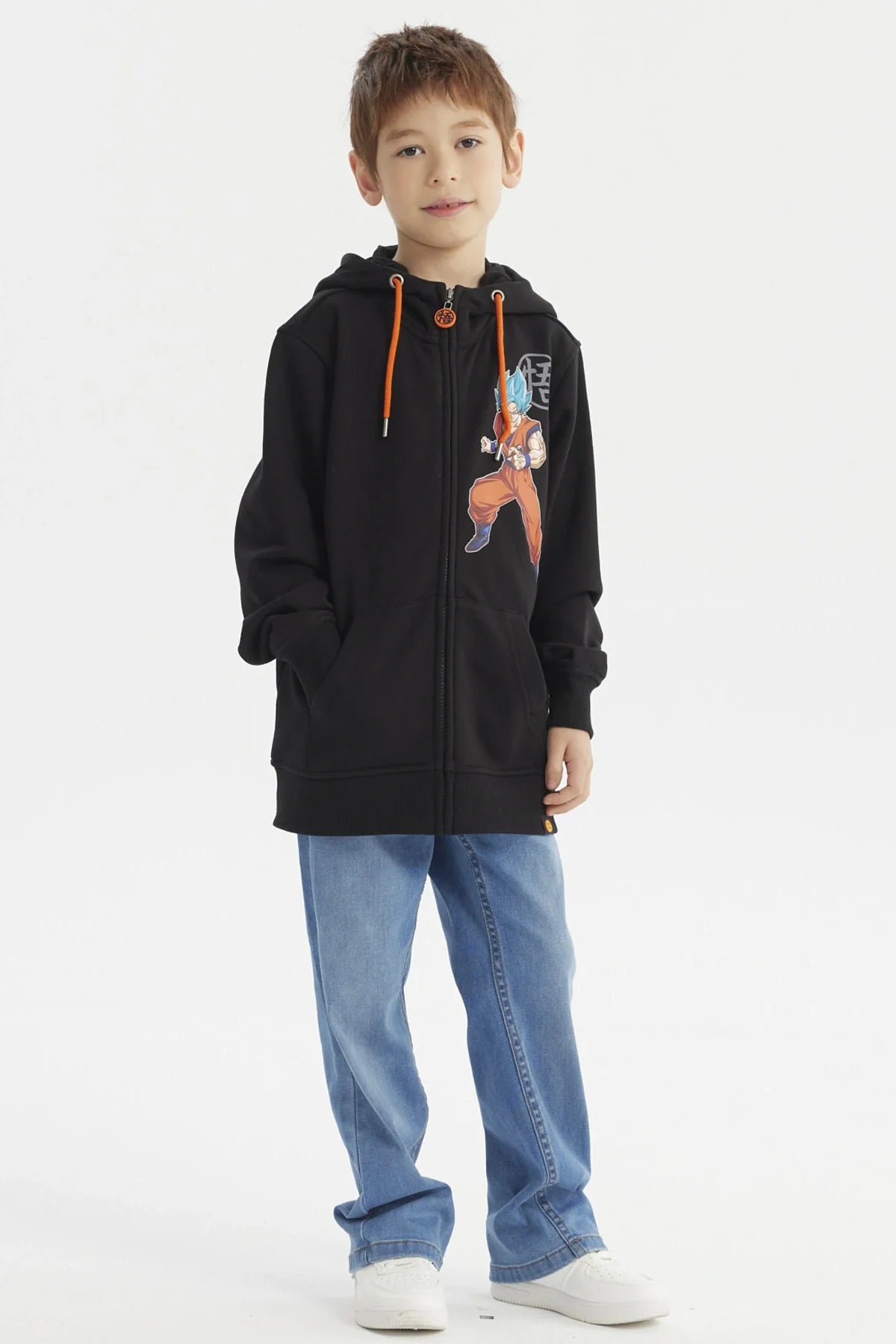 Polerón negro con capucha que presenta a Goku Super Saiyajin en acción, estampado vibrante a la izquierda y logo de la esfera del dragón en el pecho.
