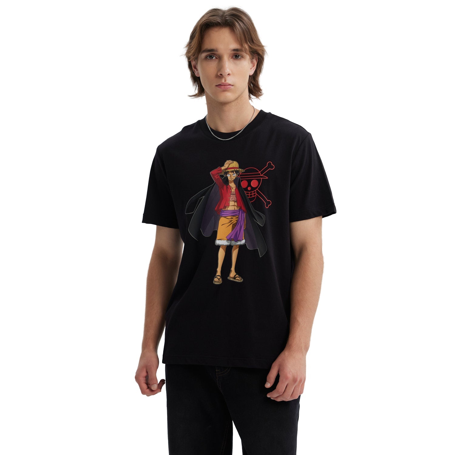 Polera negra de algodón con ilustración de Monkey D. Luffy, en pose icónica con su sombrero de paja, fondo de logo de los Piratas del Sombrero de Paja.