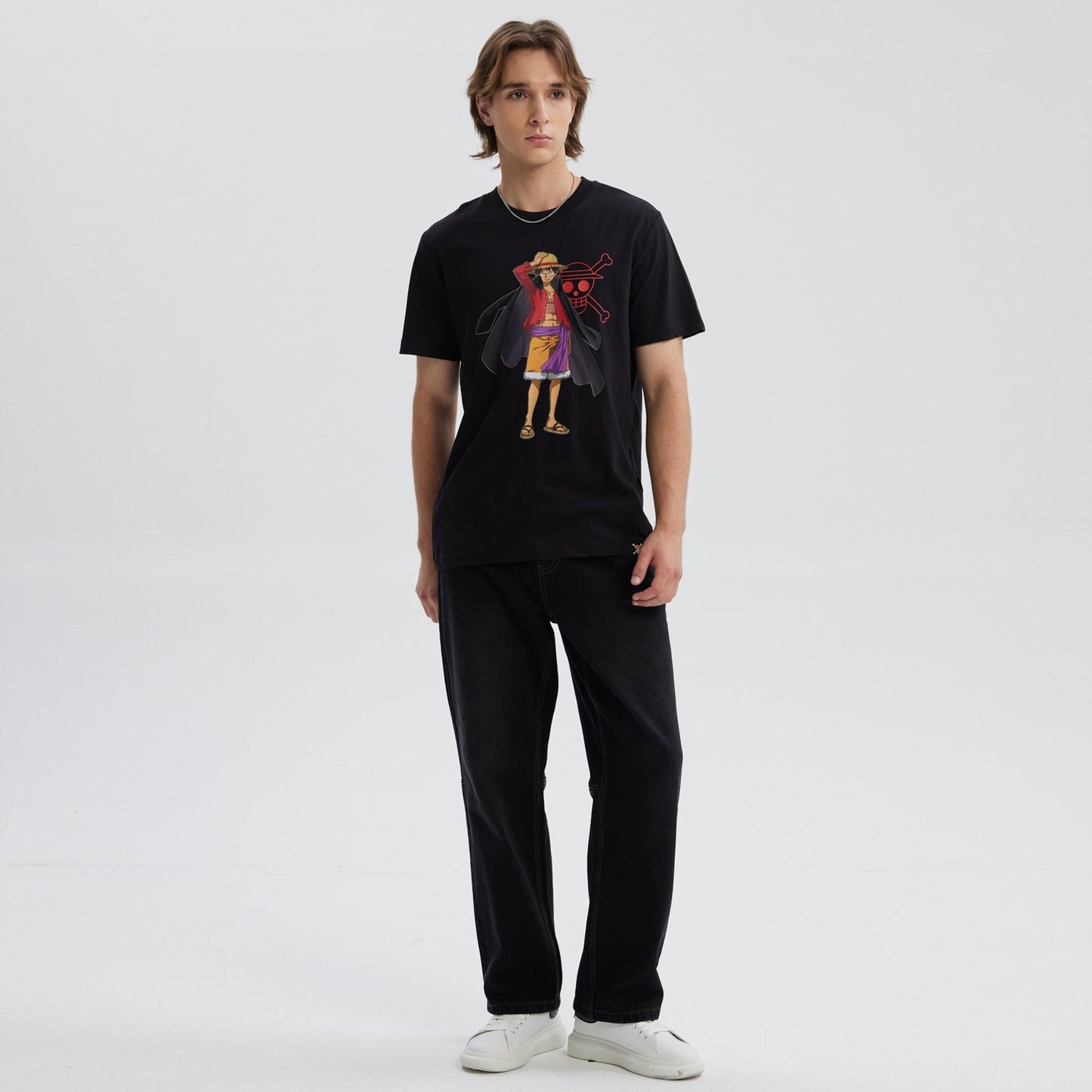 Polera negra de algodón con ilustración de Monkey D. Luffy, en pose icónica con su sombrero de paja, fondo de logo de los Piratas del Sombrero de Paja.