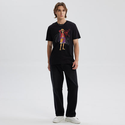 Polera negra de algodón con ilustración de Monkey D. Luffy, en pose icónica con su sombrero de paja, fondo de logo de los Piratas del Sombrero de Paja.