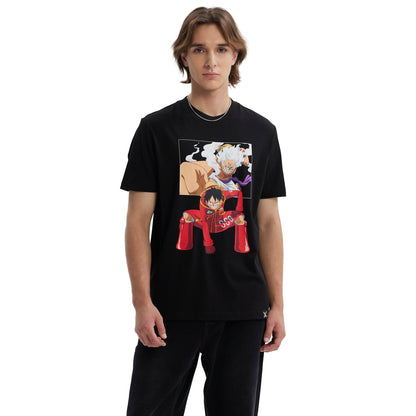 Polera negra de algodón con ilustración de Luffy en acción, con detalles vibrantes y un fondo que destaca su espíritu aventurero en el universo de One Piece.