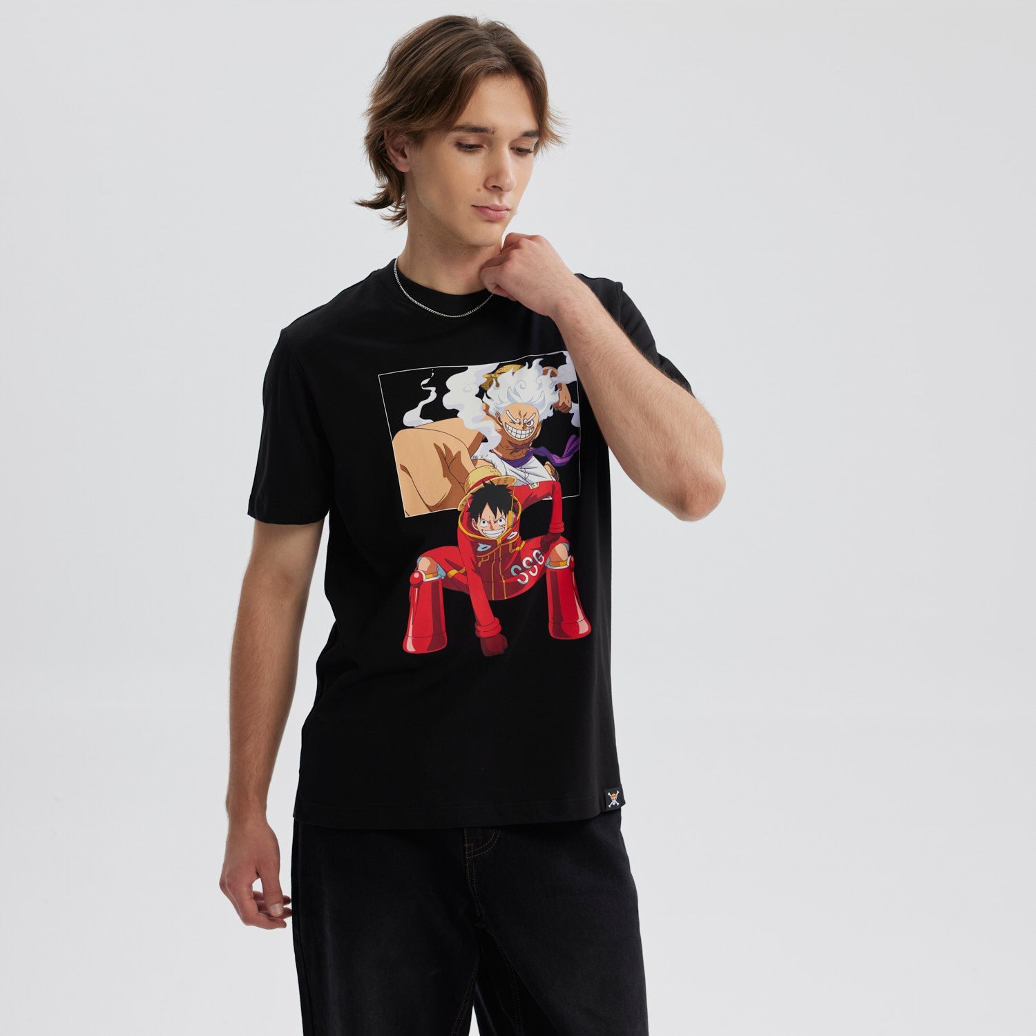 Polera negra de algodón con ilustración de Luffy en acción, con detalles vibrantes y un fondo que destaca su espíritu aventurero en el universo de One Piece.