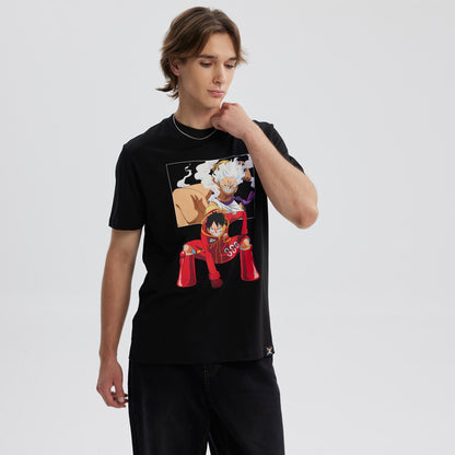Polera negra de algodón con ilustración de Luffy en acción, con detalles vibrantes y un fondo que destaca su espíritu aventurero en el universo de One Piece.
